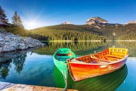 Fotoroleta kolorowe łódki na jeziorze