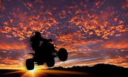 Plakat niebo góra motocykl świt świeży