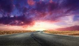 Plakat spektakularny zachód słońca nad pustą drogą