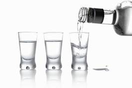 Naklejka woda napój widok chłodny napój alkoholowy