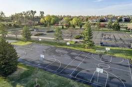 Plakat aerial view of basketball courts and park