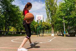 Plakat dziewczynka piłka drzewa sport ćwiczenie