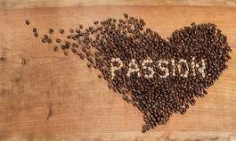 Obraz na płótnie cuore di chicchi di caffè su un piano di legno grezzo.
