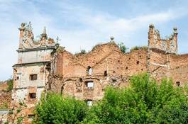 Obraz na płótnie the collapsed ruins of the old castle walls near lviv in ukraine