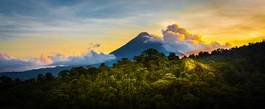 Plakat wulkan kostaryka tropikalny dżungla
