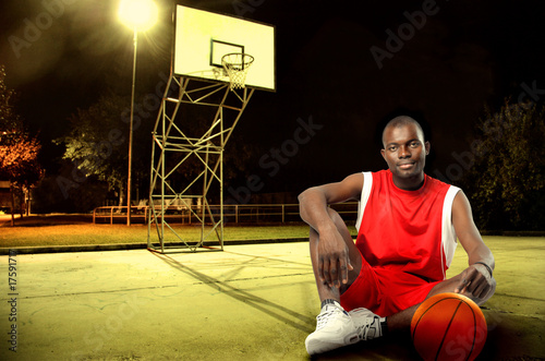 Plakat koszykówka mężczyzna portret noc