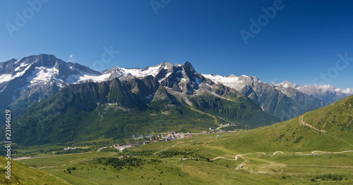 Plakat niebo pastwisko alpy panoramiczny