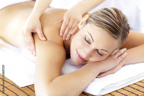 Plakat Zrelaksowana kobieta i masaż pleców