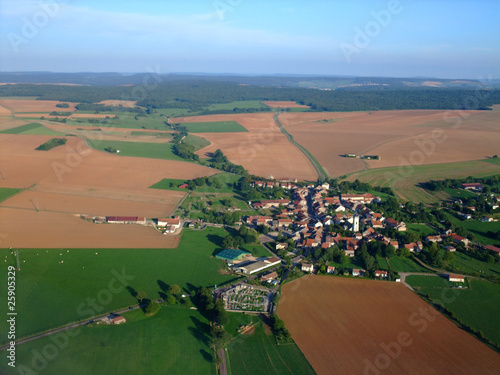 Obraz na płótnie łąka pole wioska wiejski francja