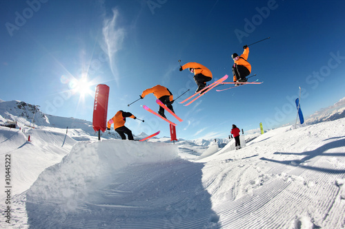 Plakat sporty zimowe lekkoatletka ruch narty