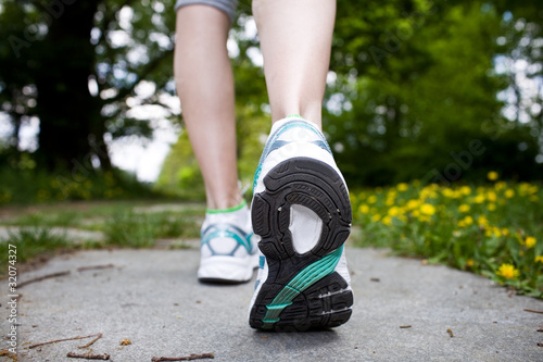 Fotoroleta dziewczynka ścieżka fitness