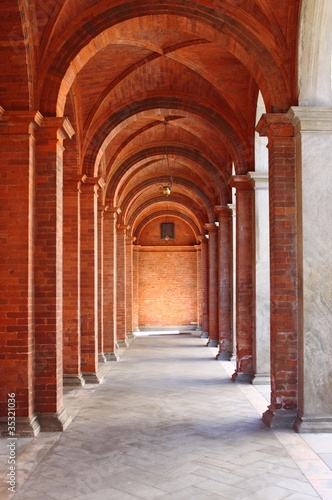 Plakat tunel wejście architektura