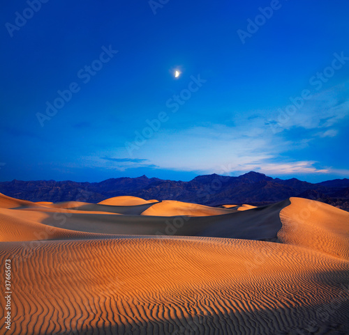 Naklejka pustynia pejzaż góra księżyc