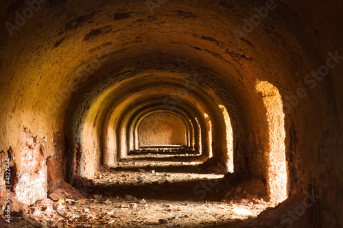 Plakat architektura tunel korytarz kolumna stary