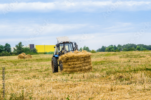 Fotoroleta rolnictwo traktor siano pole