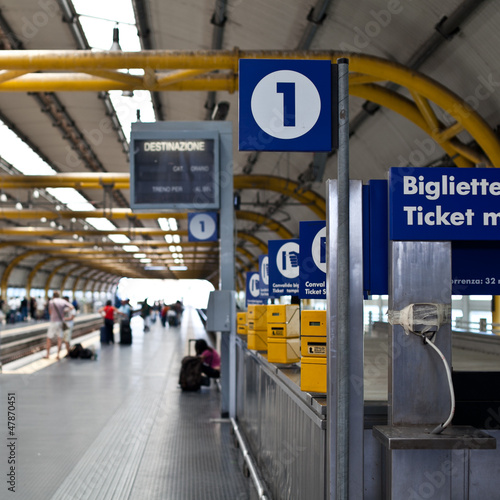 Naklejka ludzie ruch tunel droga peron