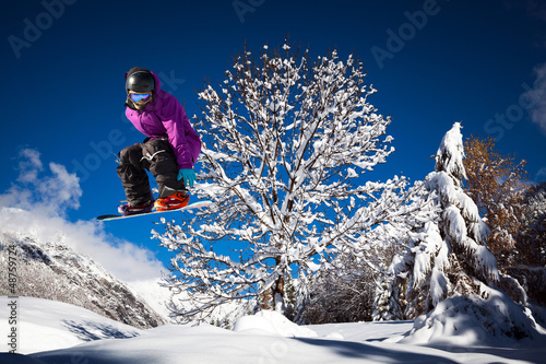 Plakat sporty ekstremalne snowboarder niebo