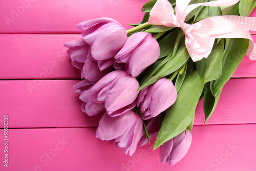 Plakat Bukiet różowych tulipanów na rózowym tle
