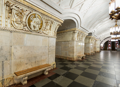 Naklejka miejski ruch peron metro tunel