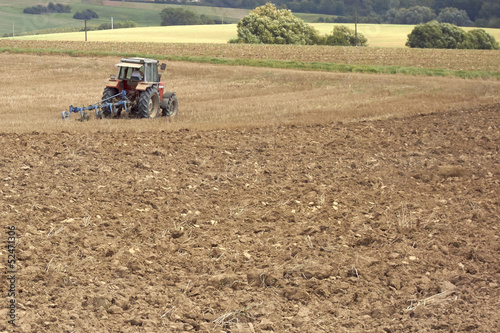 Naklejka traktor jesień pole rolnictwo pług