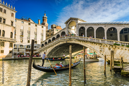 Naklejka Gondola przy moście Rialto w Wenecji, Włochy