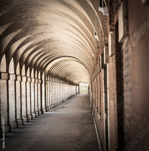 Plakat tunel kolumna hiszpania architektura wejście