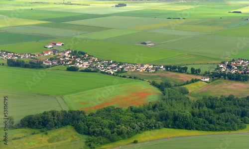 Naklejka lato miejski krajobraz widok pole