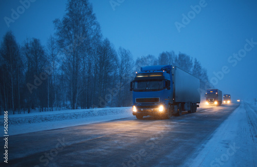 Fotoroleta ciężarówka transport sztorm noc