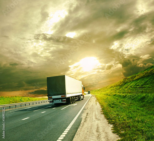 Fotoroleta ciężarówka autostrada droga słońce niebo