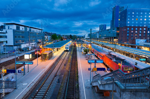 Naklejka architektura ludzie noc transport