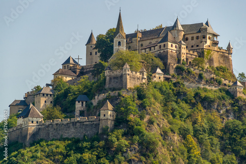 Plakat kościół jesień drzewa las austria