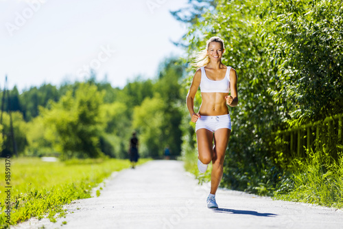 Fototapeta trawa kobieta fitness droga