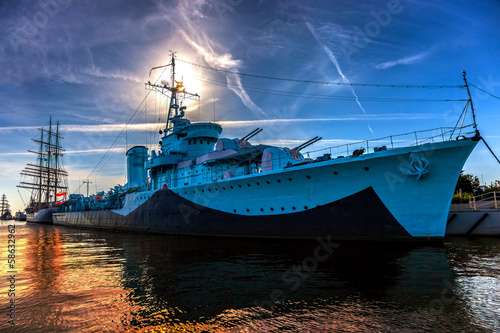 Plakat woda pancernik niebo krajobraz marynarki wojennej
