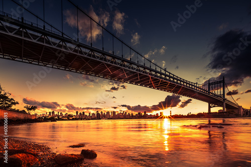 Naklejka Zachód słońca nad mostem Tiboro w Nowym Jorku