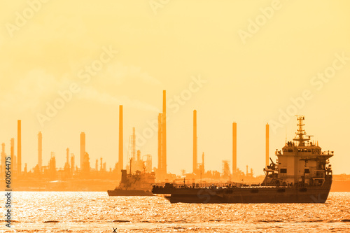 Fotoroleta łódź statek woda olej transport