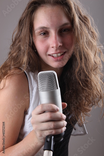 Naklejka portret ładny twarz muzyka dziewczynka