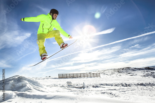 Plakat snowboarder śnieg niebo piękny natura