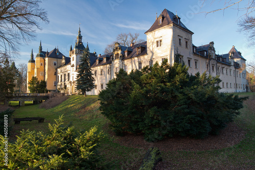 Naklejka trawa stary muzeum ogród drzewa