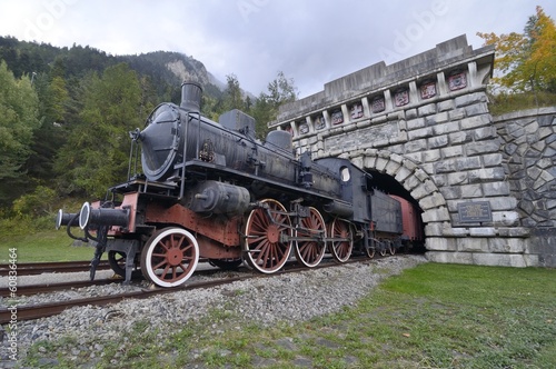 Plakat silnik francja alpy tunel niebo