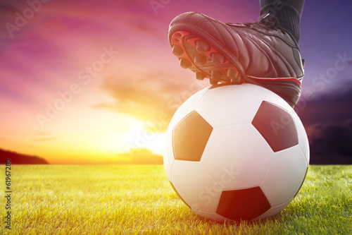 Plakat łąka mężczyzna piłka nożna ćwiczenie niebo