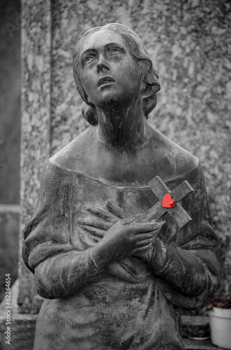 Plakat kwiat serce statua czarno-biały