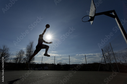 Fotoroleta mężczyzna koszykówka drzewa piłka
