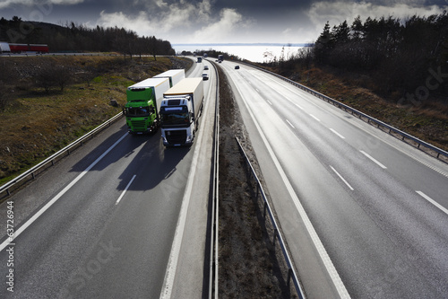 Fotoroleta ciężarówki wieś transport autostrada droga