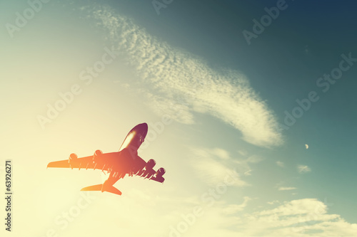 Obraz na płótnie Samolot w blasku zachodzącego słońca