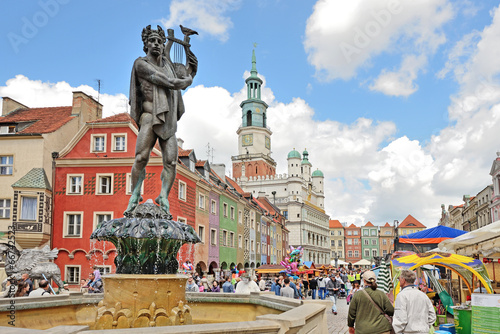 Obraz na płótnie piękny poznań ratusz fontanna rynek