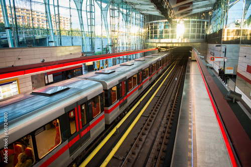 Naklejka wagon praga metro słońce rejs