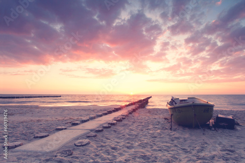 Fotoroleta plaża kuter zmierzch wybrzeże łódź