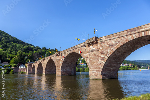 Plakat drzewa miasto antyczny piękny