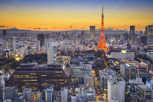 Plakat azjatycki śródmieście noc tokio