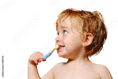 Plakat Dziecko myje zęby